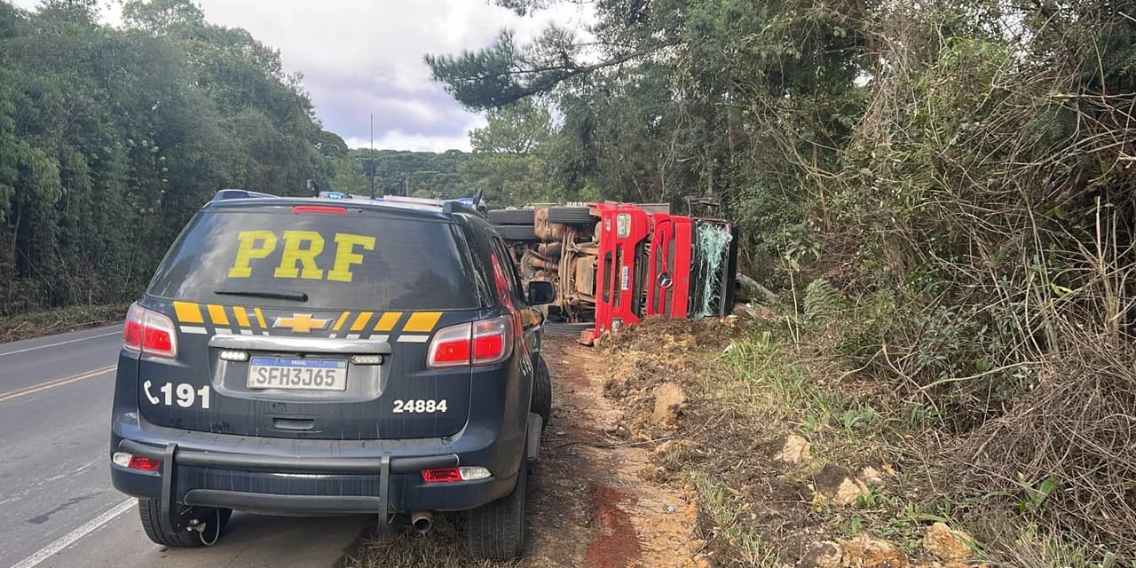 PRF atende acidente com caminhão carregado chapas de PVC na BR-153 em Imbituva