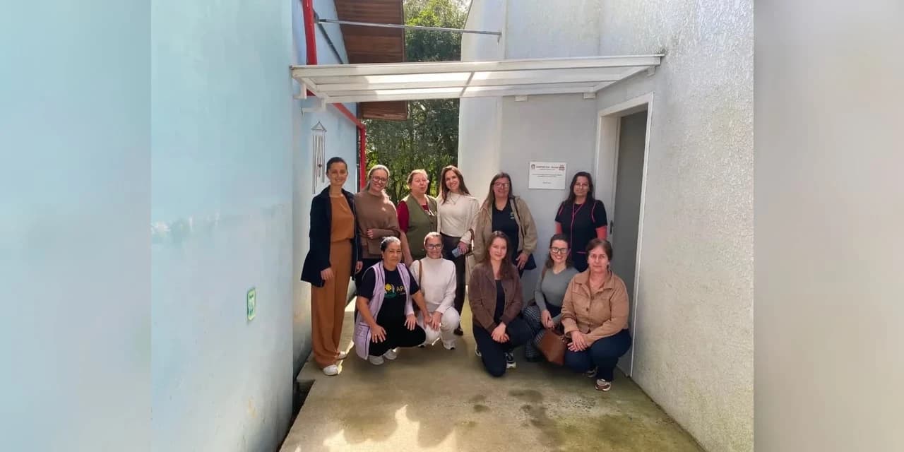 APAE de Prudentópolis realizou uma visita à APAE de Lapa com o objetivo de conhecer de perto as ações desenvolvidas pelo setor de Assistência Social,