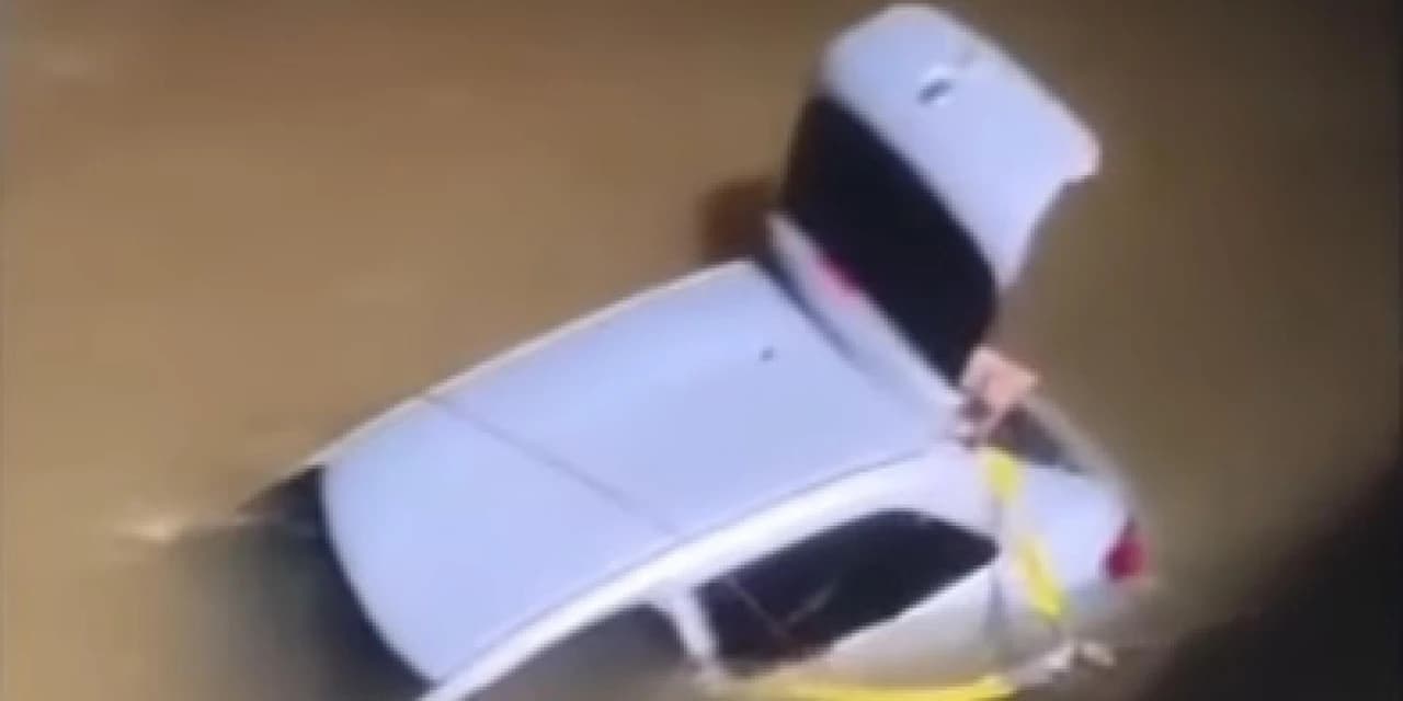 Carro cai de ponte em Rio Bonito do Iguaçu e criança está desaparecida