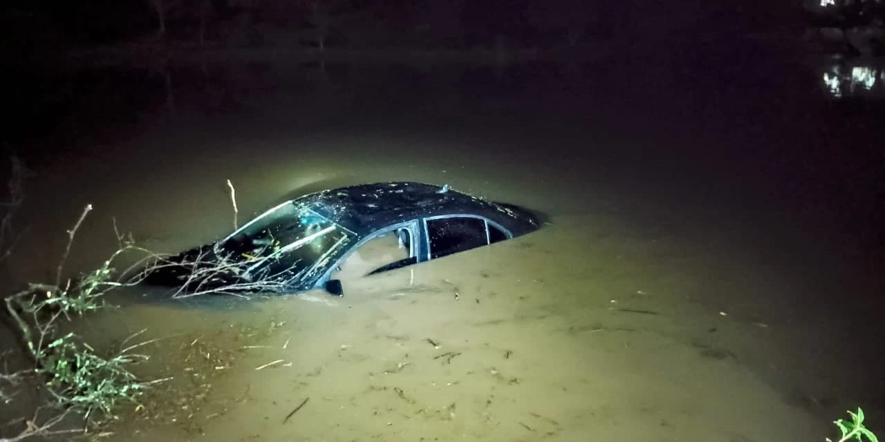 Em Prudentópolis motorista perde o controle do carro e veículo cai em açude