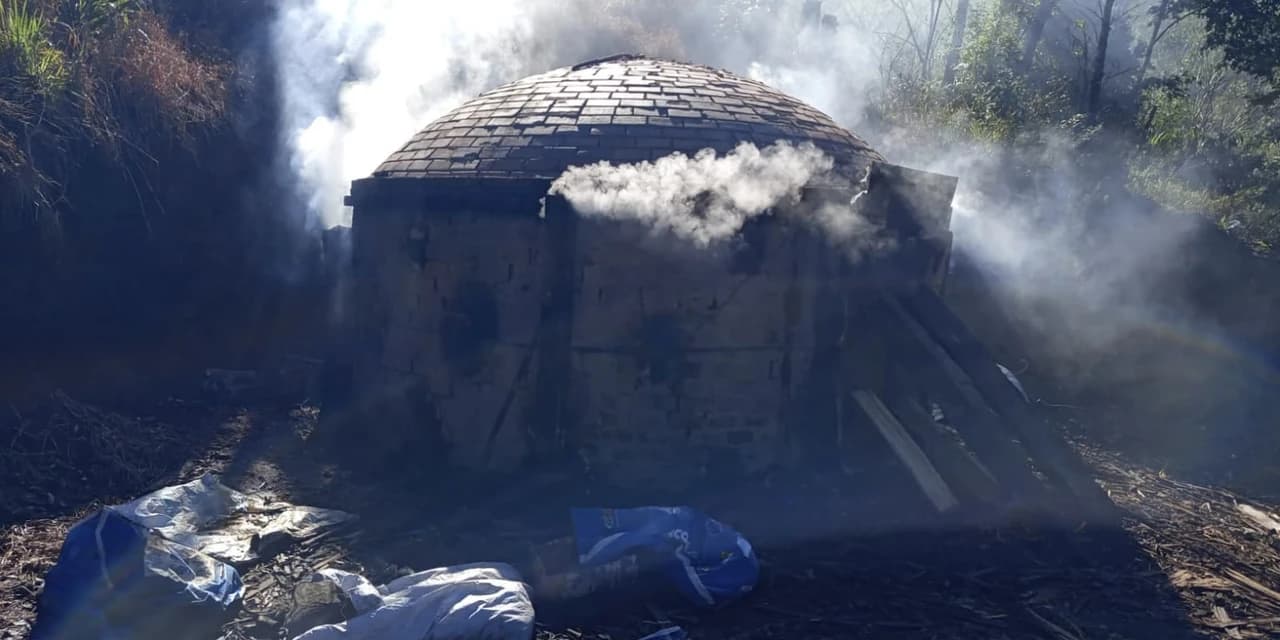 Polícia Ambiental embarga fornos clandestinos de carvão e apreende 9,4 toneladas de carvão em Cruz Machado