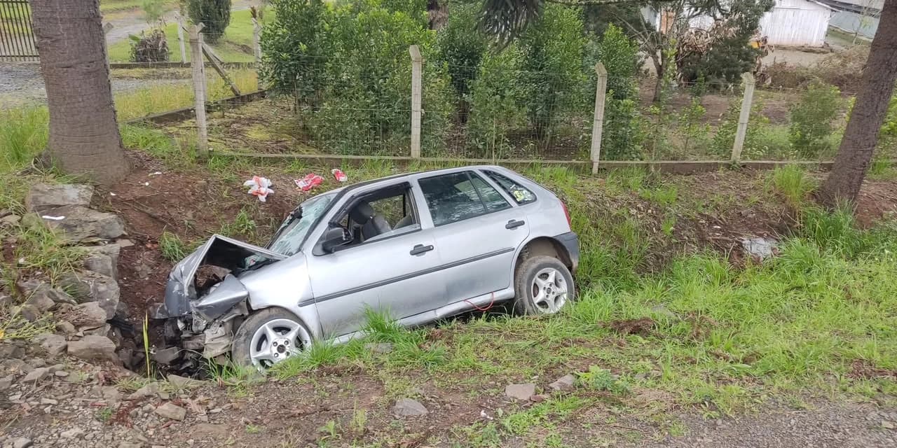Saída de pista na BR-153 deixa casal e duas crianças feridas em Mallet