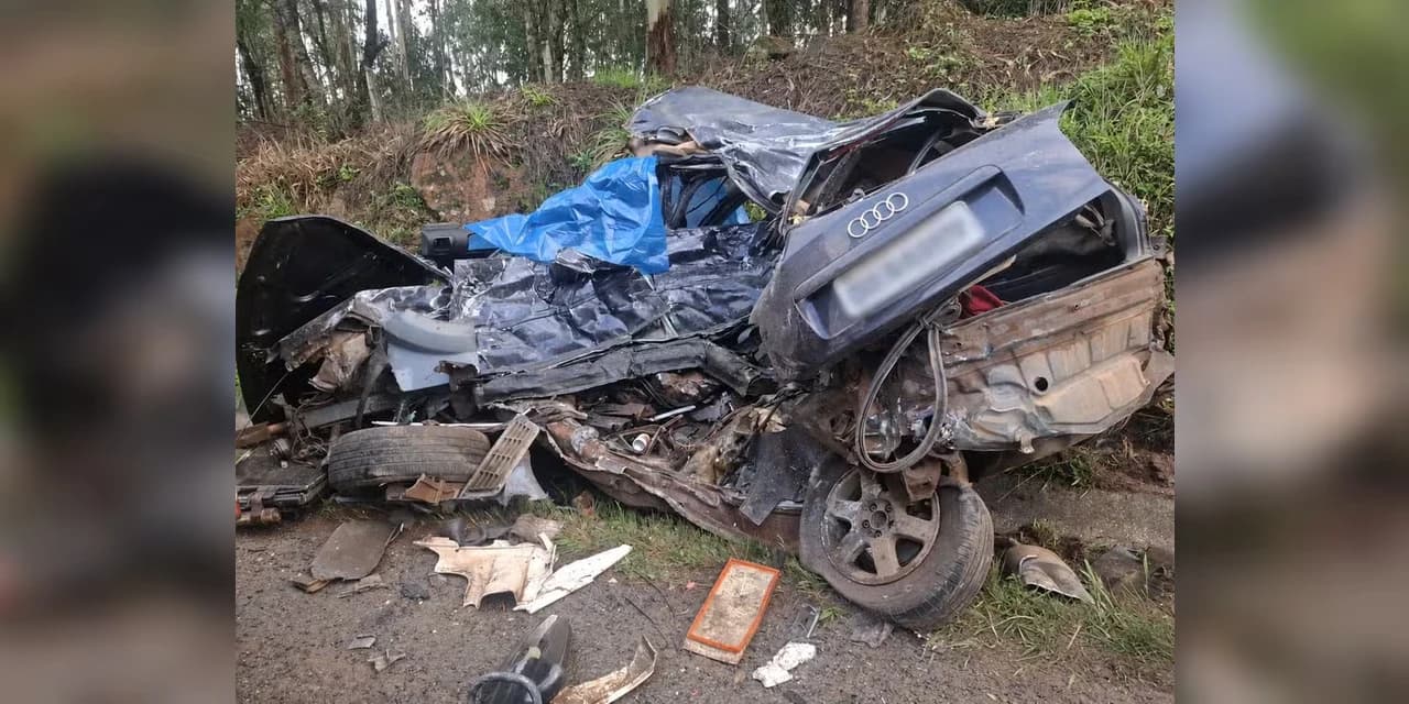 Motorista de Audi morre e carro de luxo fica retorcido em acidente com caminhão em Piraí do Sul