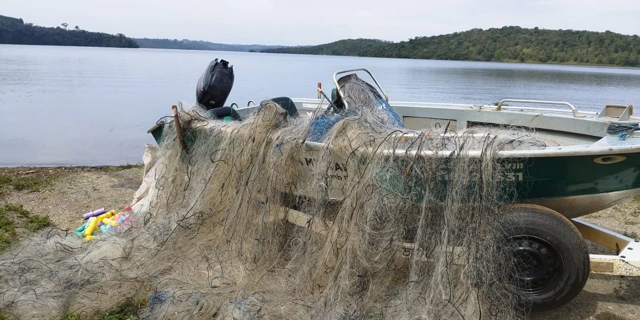 Polícia ambiental encontra material de pesca predatória durante patrulhamento