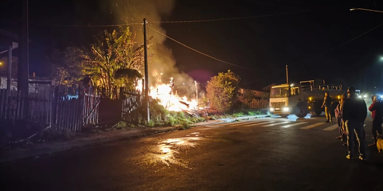 Idoso de 70 anos morre carbonizado após incêndio destruir casa em Inácio Martins