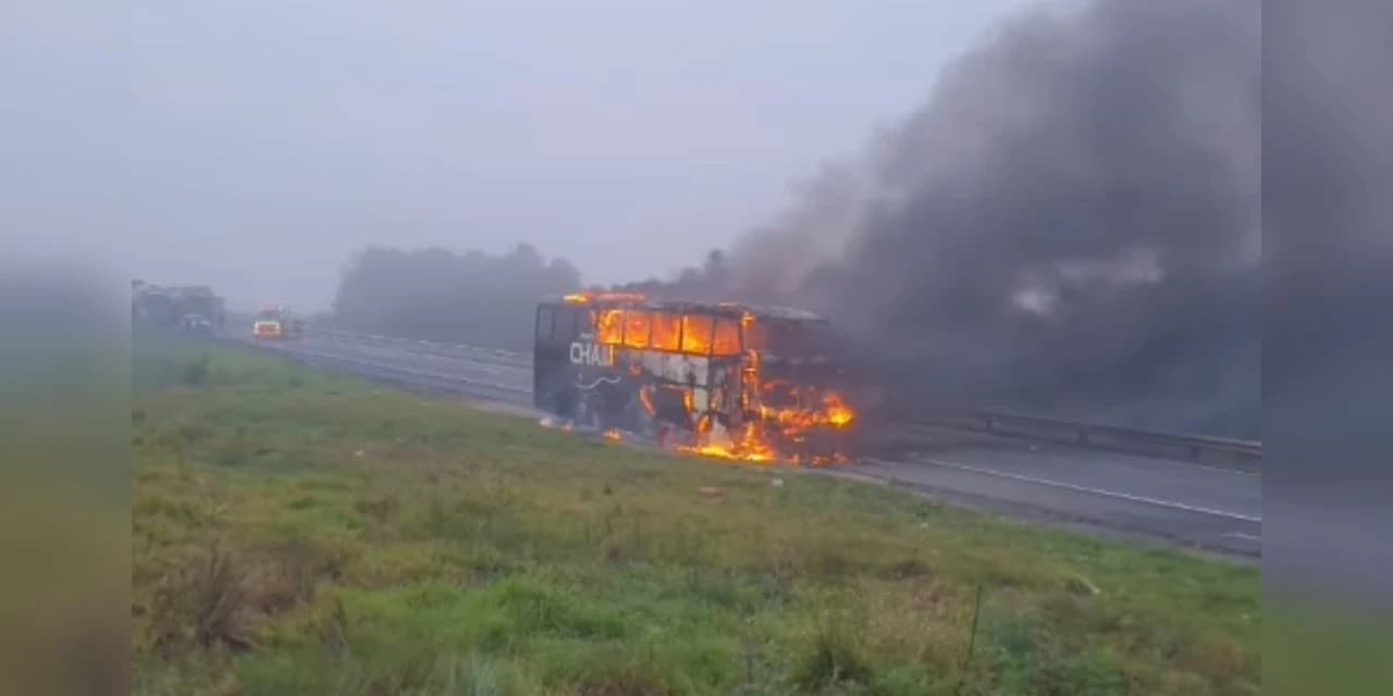 Ônibus do grupo ''Chamamento'' fica destruído após pegar fogo na BR-376 no Paraná
