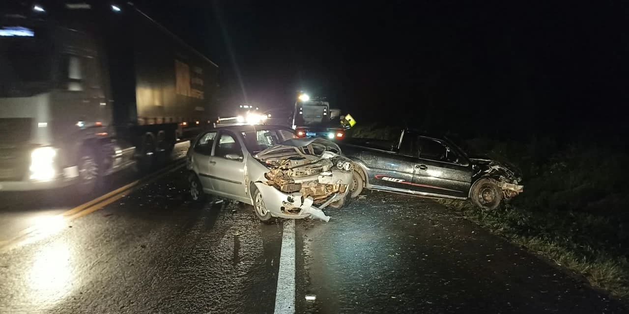 Colisão frontal deixa dois condutores feridos na BR-277, em Teixeira Soares
