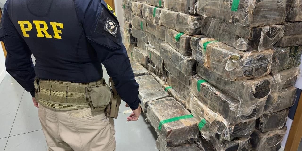 PRF apreende 2 toneladas de maconha escondidas em baú de caminhão no Paraná