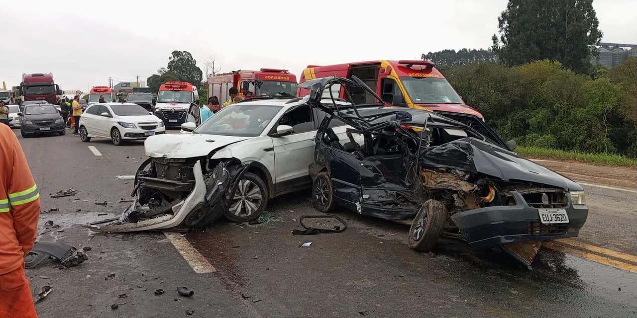 Acidente na BR-277 começou após carro cruzar a pista em local proibido