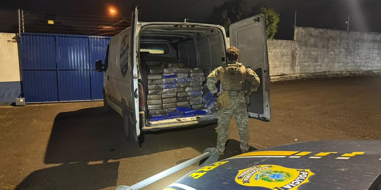 PRF apreende 350 quilos de maconha escondidos em carga de móveis em Cascavel