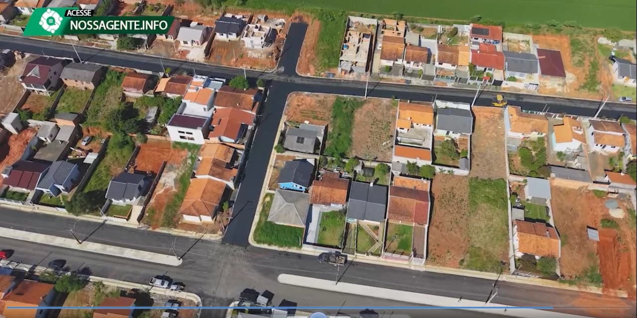 No rosto, a alegria. Na rua, a mudança. Moradores da Vila Das Flores estão felizes com a chegada do asfalto