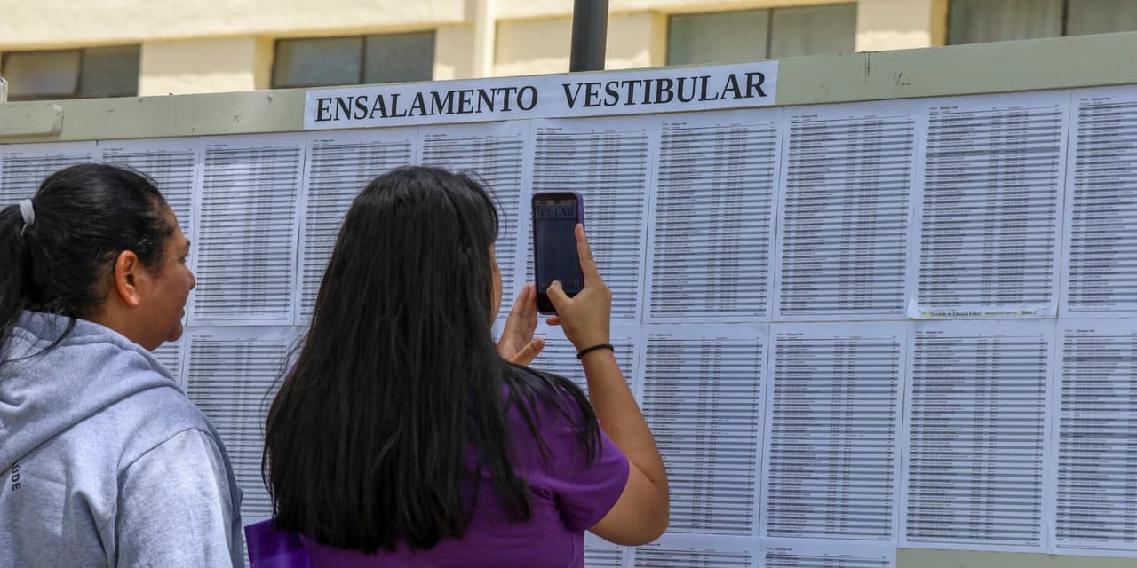Unicentro aplica provas do vestibular para mais de 6,8 mil estudantes neste domingo (11).
