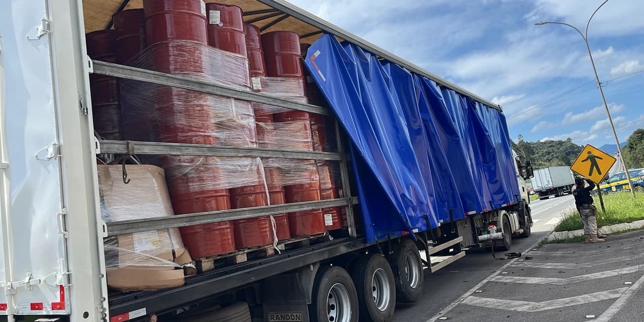 PRF identifica irregularidades em mais da metade dos caminhões fiscalizados no Paraná