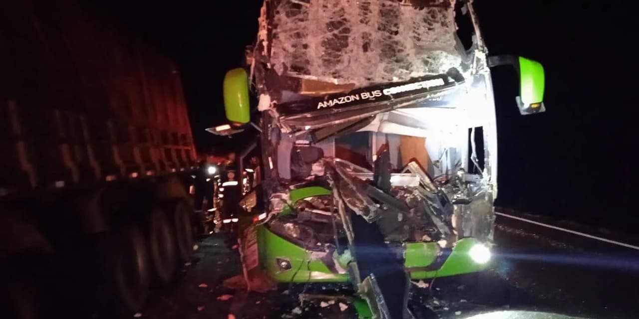Motorista de ônibus morre após colisão com caminhão na BR-376, em Ponta Grossa