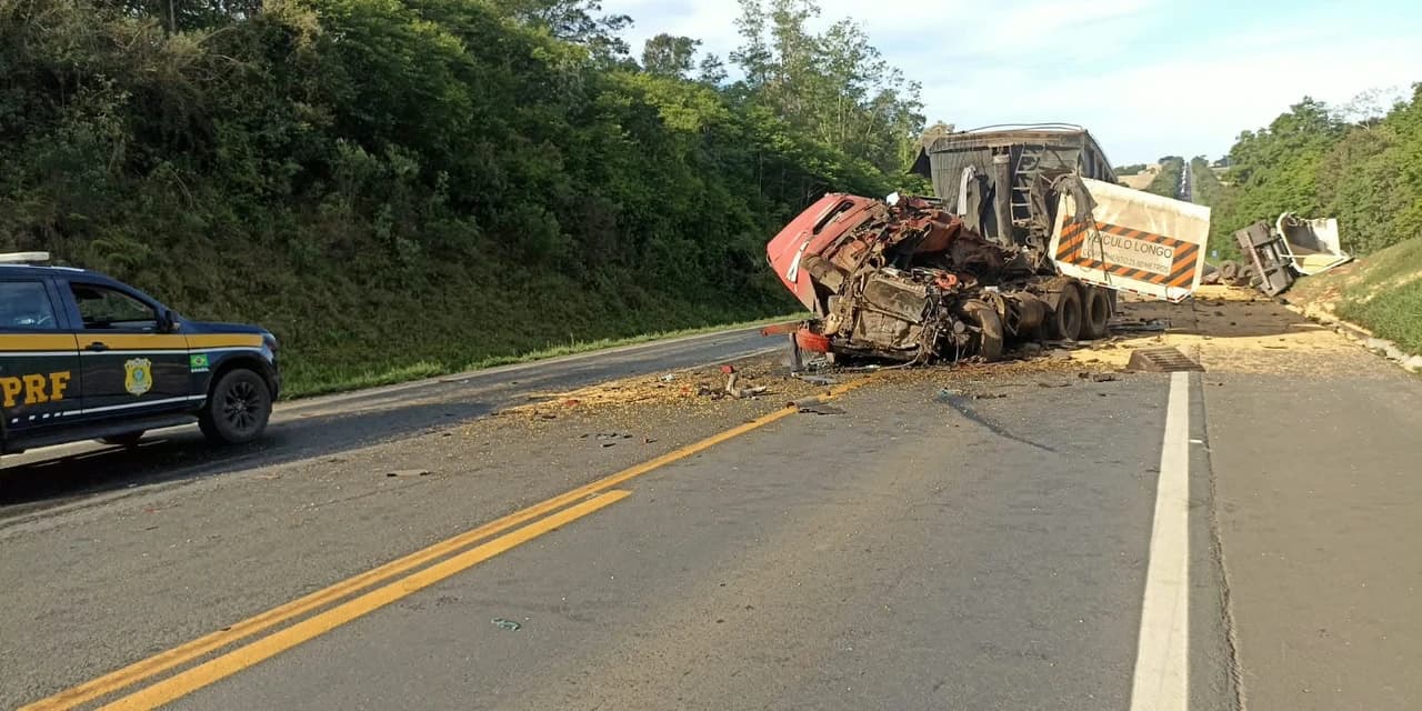 Colisão frontal entre carretas deixa um morto e interdita a BR-277, em Palmeira