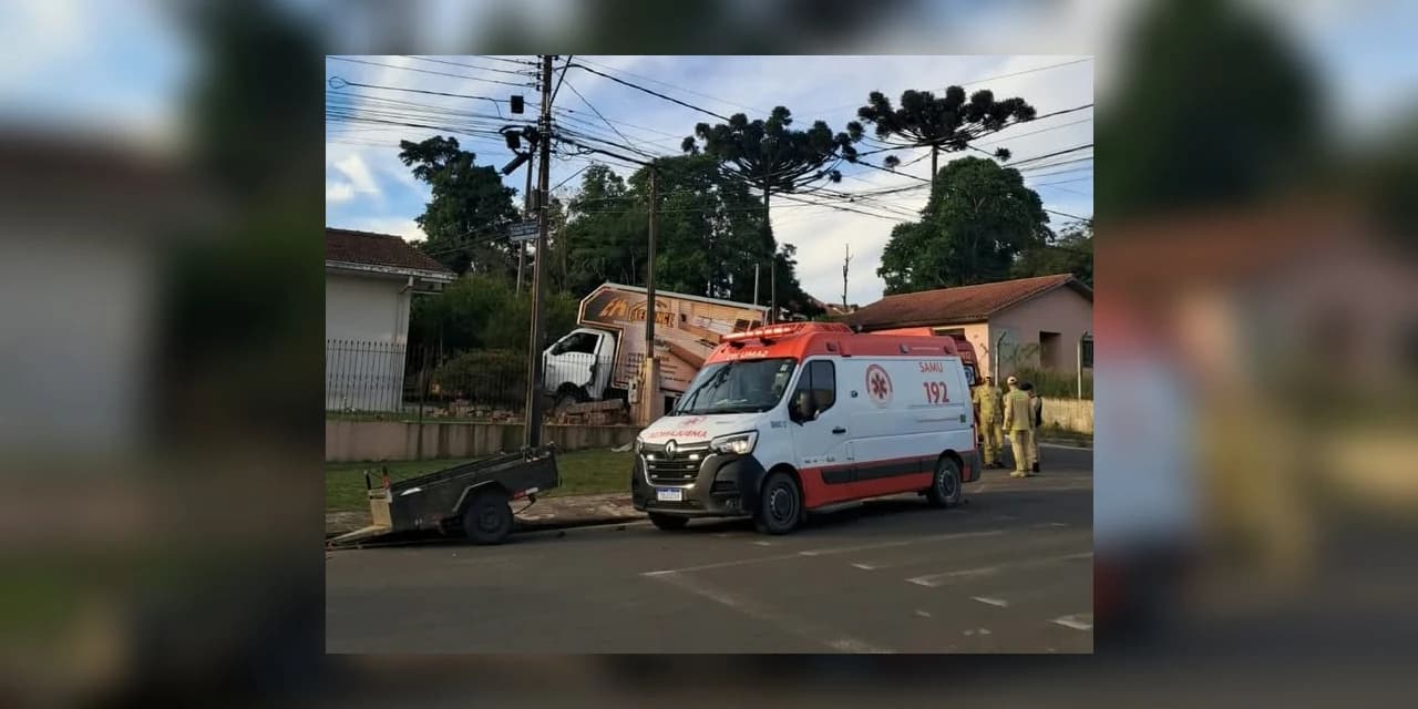 Caminhão colide com muro de residência após acidente no centro de Prudentópolis