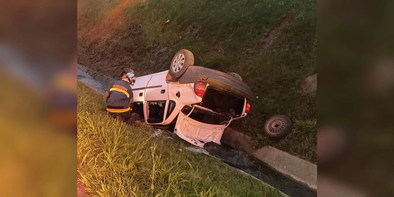 Jovem de 19 anos fica ferido após carro capotar na BR-373, em Prudentópolis