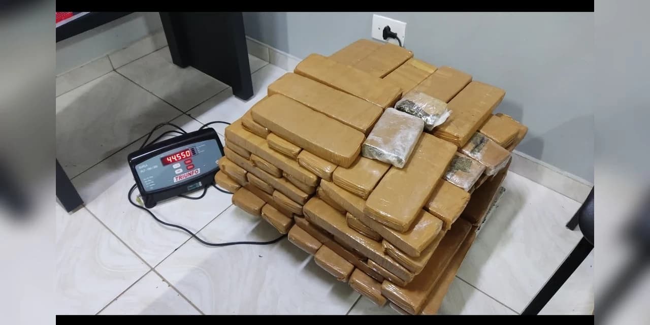 PRF apreende mais de 40 kg de maconha e 2 kg de skunk com venezuelana em Guarapuava