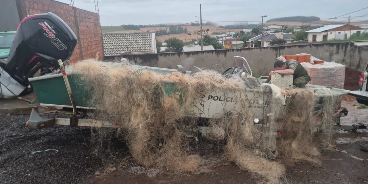 Polícia ambiental apreende redes de pesca e tarrafas em Rio Bonito do Iguaçu
