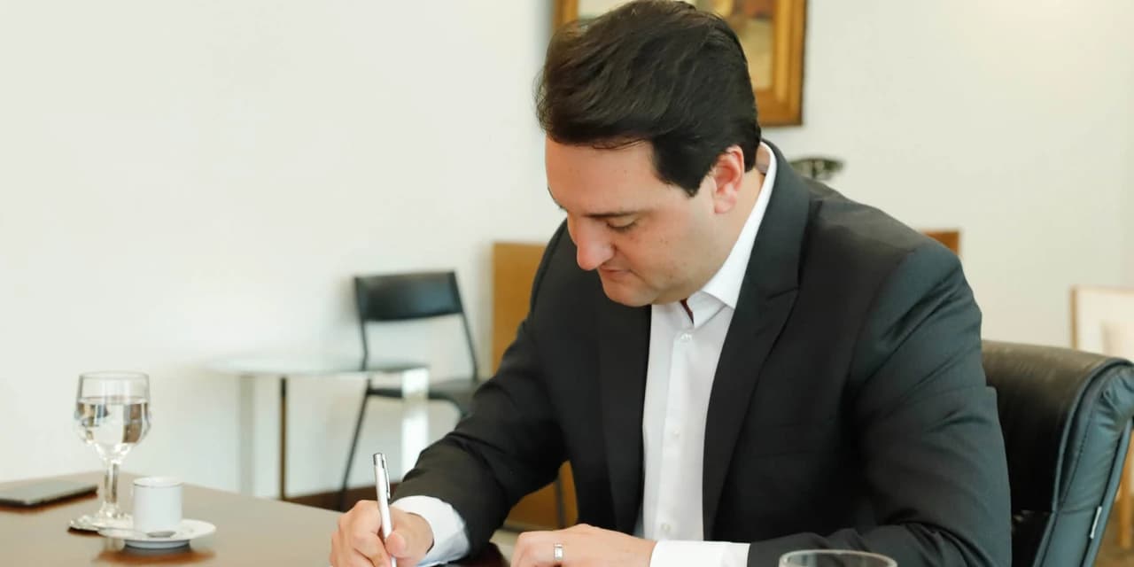 Ratinho Junior assina decreto que estabelece regras da transição para governador eleito