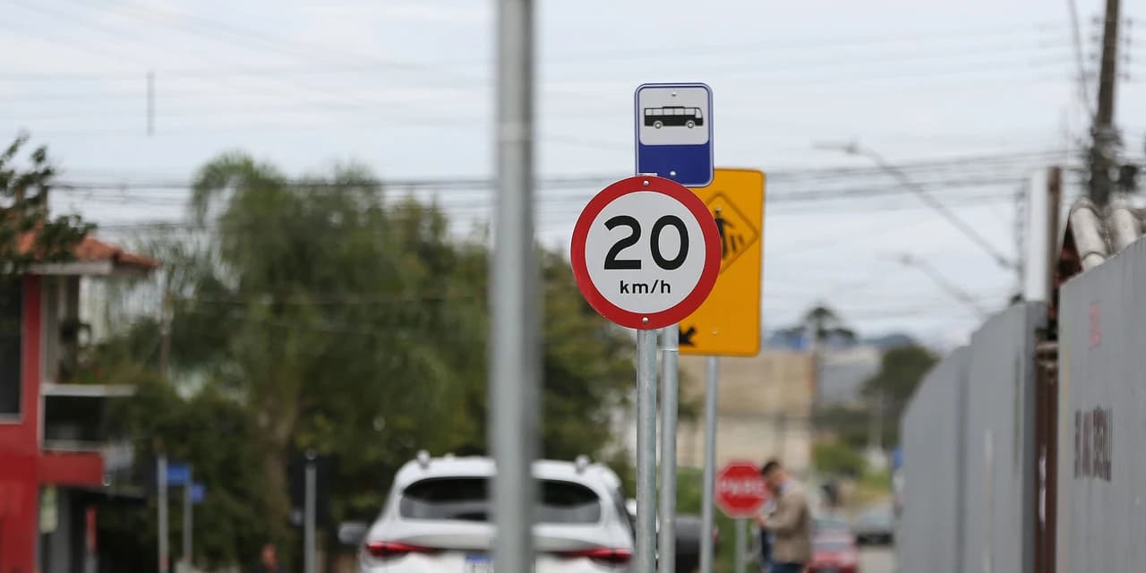 Detran-PR entrega 33,3 mil novas placas de trânsito a 167 municípios