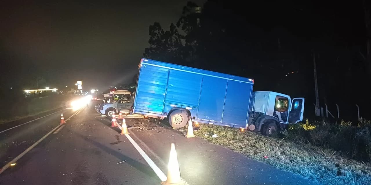 Colisão frontal entre automóvel e caminhão deixa um morto na BR-277, em Guarapuava