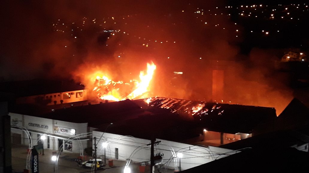 Centro de Eventos de Irati é destruído pelas chamas.