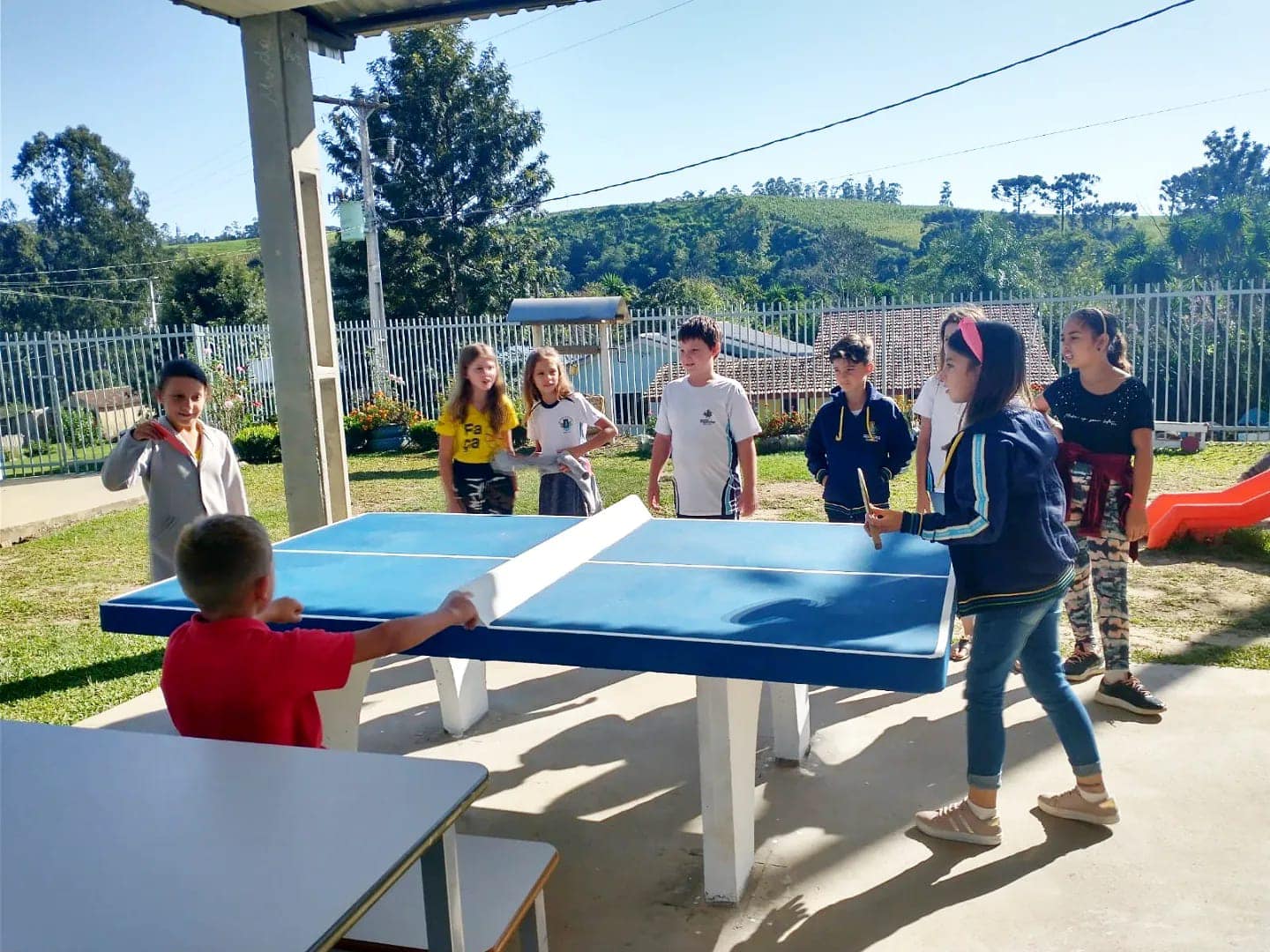 Alunos constroem mesas de tênis para a escola onde estudam em MT usando  materiais que seriam descartados, Mato Grosso